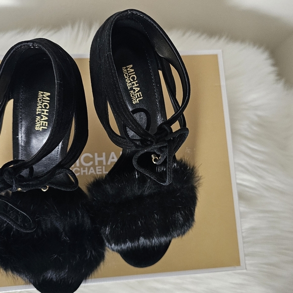 MK Remi Sandal in black - Picture 2 of 9